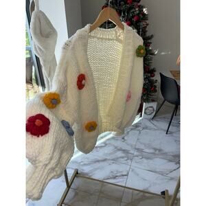 Chucky white knitted sweater 3D flowers